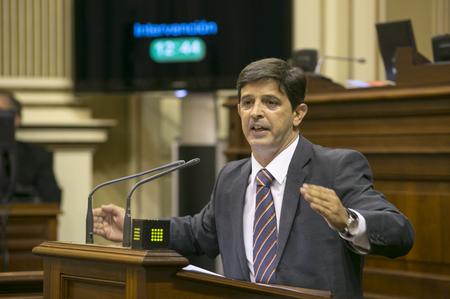 El consejero de Economía, Hacienda y Seguridad  durante la presentación del Proyecto de Ley de crédito extraordinario.