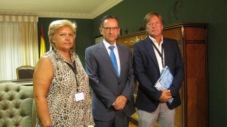 El presidente del Parlamento, Antonio Castro, con  la responsable de la AVT, Ángeles Pedraza, y el delegado para Canarias, Guillermo Tevar.