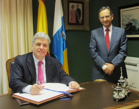 El embajador de Uruguay, firmando en el llibro de visitas, junto al presidente del Parlamento.