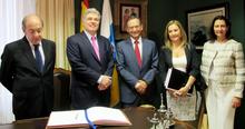 El embajador y los cónsules de Uruguay con el presidente del Parlamento.