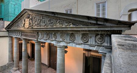 Detalle de la fachada del Parlamento de Canarias.