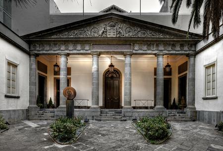 Fachada principal del Parlamento de Canarias.