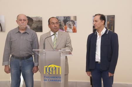 El vicepresidente primero, Julio Cruz inaugurando la exposición 