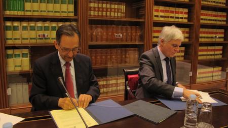 Firma del convenio entre el Parlamento y la Consejería de Educación. Firma del convenio entre el Parlamento y la Consejería de Educación.