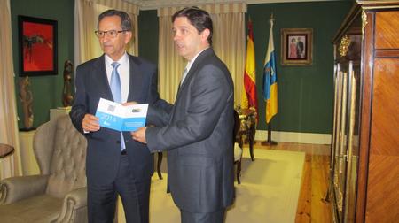 El presidente del Parlamento, Antonio Castro, recibe el PL de Presupuestos Generales para 2014.