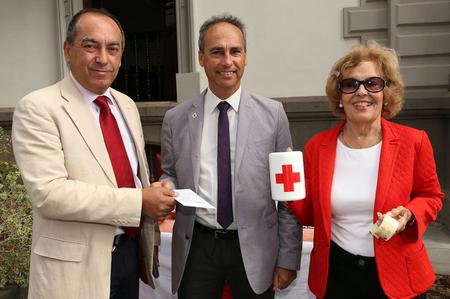 El vicepresidente primero, Julio Cruz, con representantes de Cruz Roja.