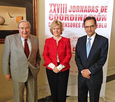 El presidente del Parlamento, Antonio Castro, con Soledad Becerril y Jerónimo Saavedra.