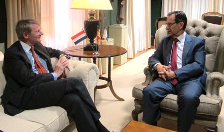 El presidente del Parlamento, Antonio Castro, con el embajdor de los Países Bajos.