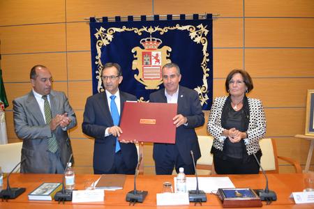 Entrega de la Medalla de Oro al Cabildo de Fuerteventura (2).