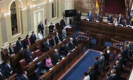 Minuto de silencio en el Pleno del Parlamento en memoria de la víctimas de la violencia de género en Canarias.