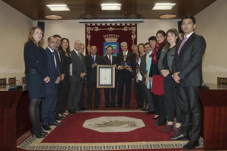 Salón de plenos del Cabildo de El Hierro durante la entrega de la Medalla de oro del Parlamento a la corporación insular.