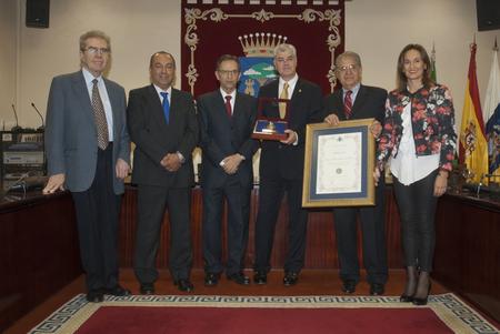 La Mesa del Parlamento con el presidente del Cabildo de El Hierro tras la entrega de la Medalla de oro.