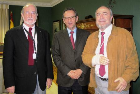 El presidente del Parlamento, Antonio Castro, con el responsable del Rotary Club de Santa Cruz, Luis Miguel Vergara, y el rotario Joaquín Sánchez.