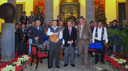 El presidente del Parlamento con la Rondalla 