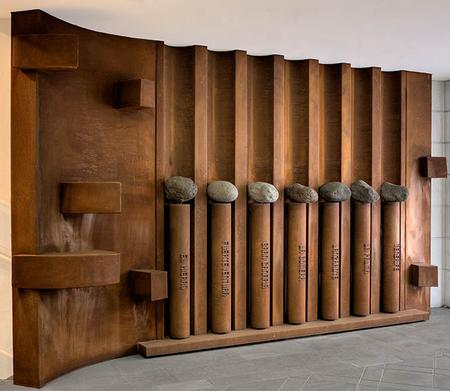 Obra del escultor José Abad situada en la entrada del edificio administrativo del Parlamento de Canarias. Obra del escultor José Abad situada en la entrada del edificio administrativo del Parlamento de Canarias.