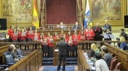 Coro del Colegio Hispano Inglés en el salón de plenos del Parlamento por Navidad.
