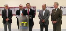 Los miembros de la Mesa del Parlamento junto al coordinador de la exposición, Jaime Coello.