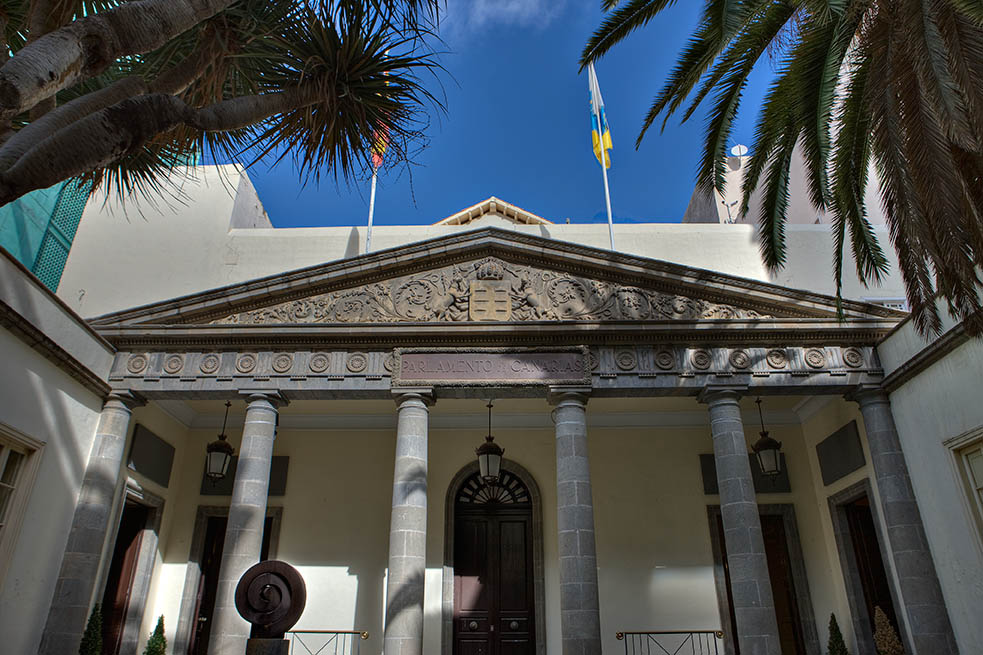 Fachada principal del Parlamento de Canarias.