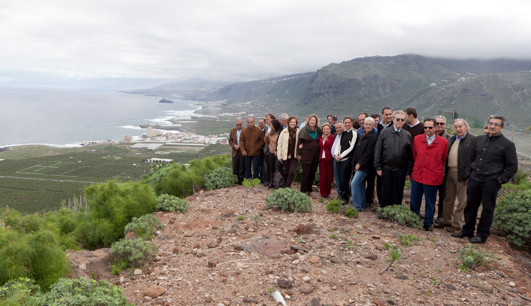 Reunión de diputados del Parlamento de Canarias con productores para analizar el sector platanero.