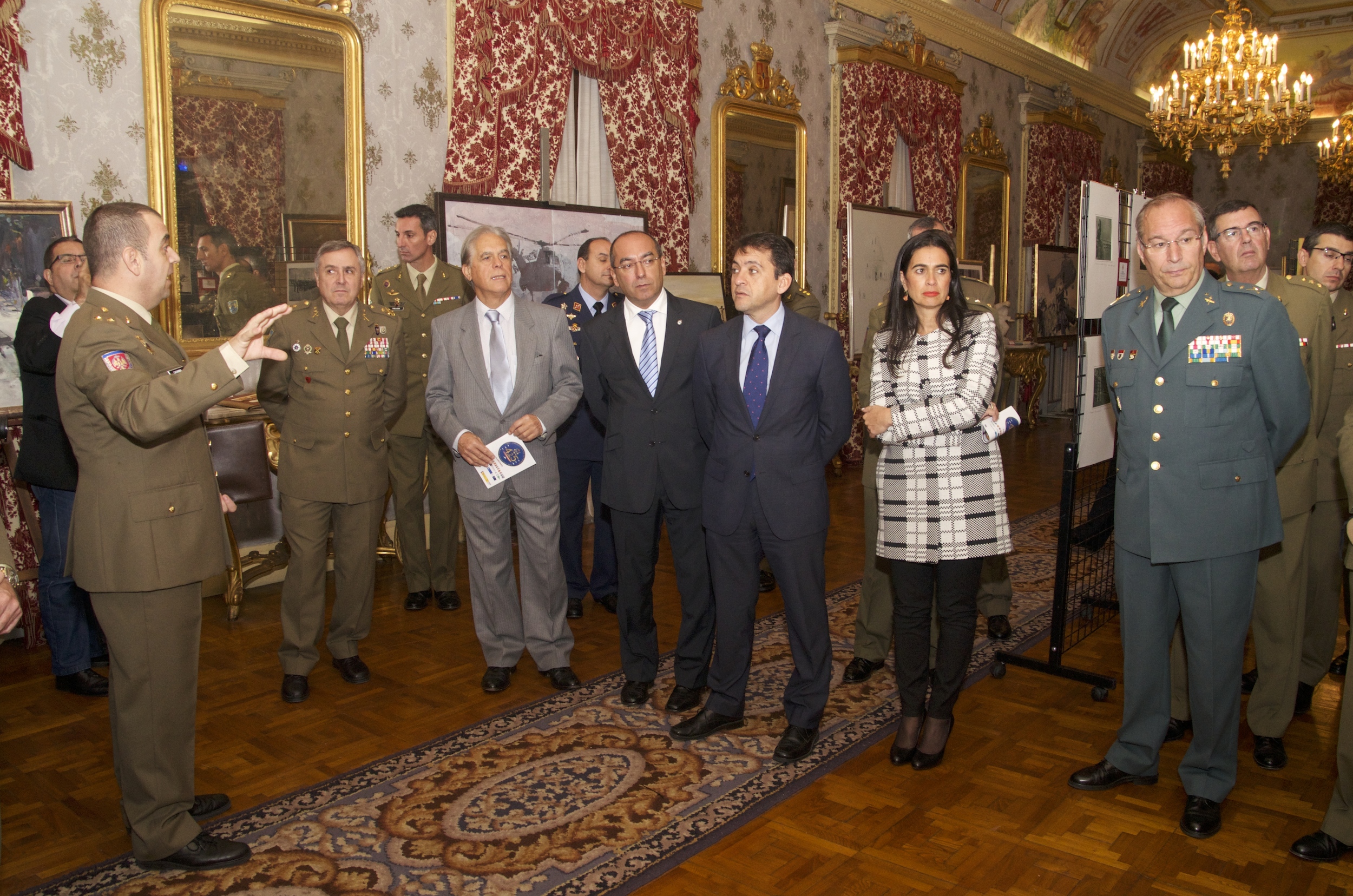 El vicepresidente del Parlamento en la inauguración de la Exposición Itinerante de los Premios Ejército .