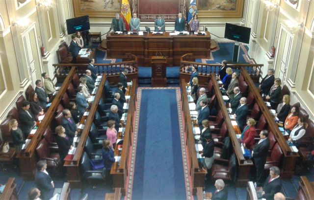 Minuto de silencio por el diputado de la II Legisltura, Alfonso Fernández García.