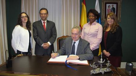 El embajador del Reino Unido, Simon Manley, firma en el libro de honor. El embajador del Reino Unido, Simon Manley, firma en el libro de honor.