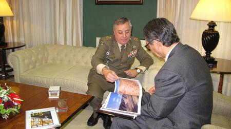 El presidente del Parlamento, Antonio Castro, con el jefe del Mando de Canarias, Martín Villalón.