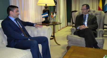 El presidente del Parlamento, Antonio Castro, con el cónsul de Honduras, Marcos Pérez-Aldana.