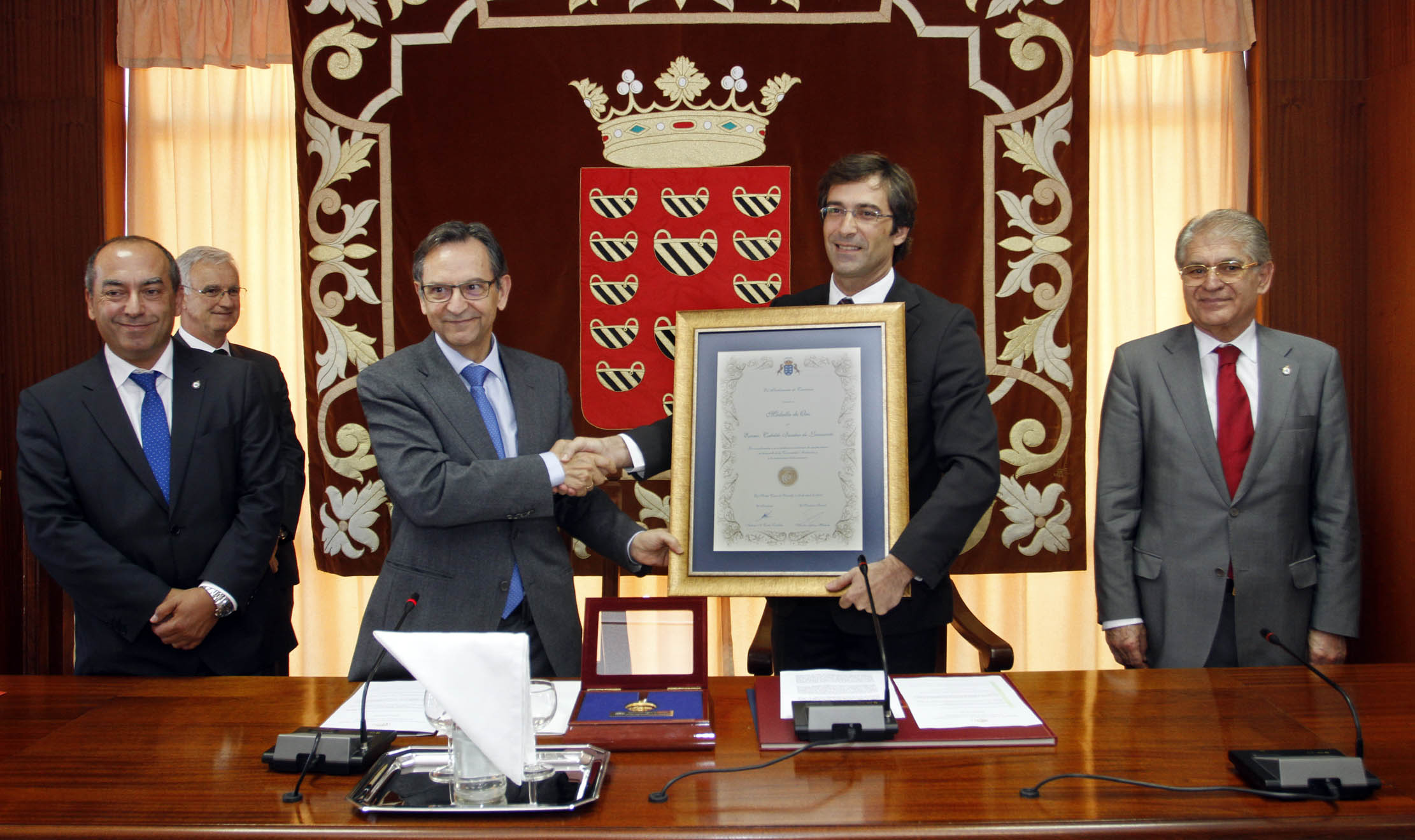 Entrega de la Medalla de oro del Parlamento al Cabildo de Lanzarote.