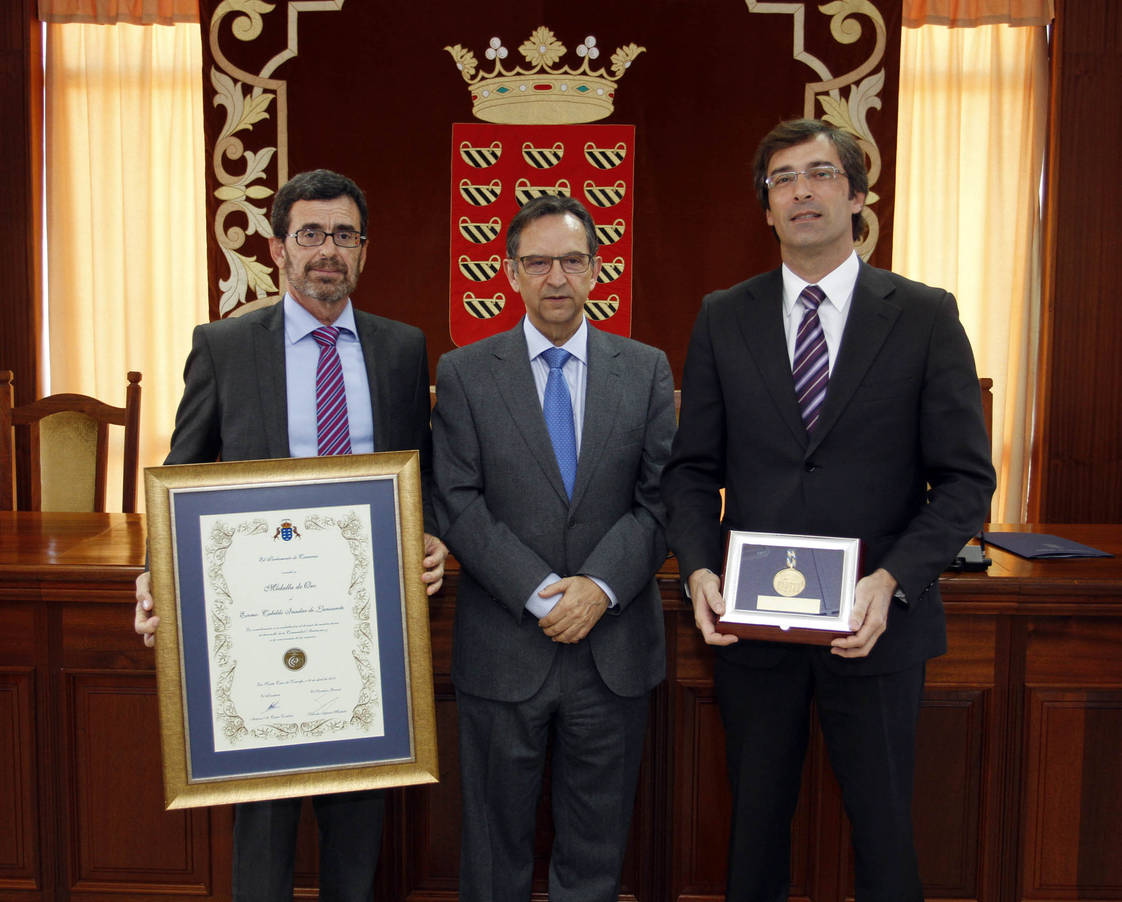 Entrega de la Medalla de oro del Parlamento al Cabildo de Lanzarote.