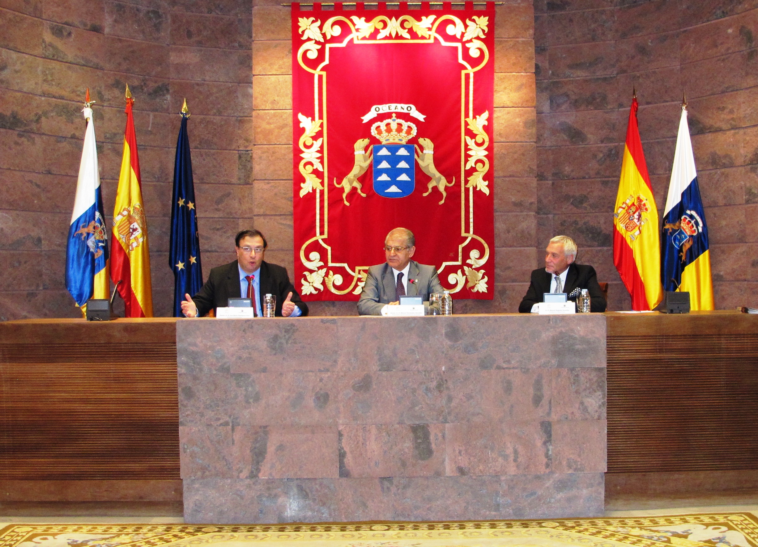 Conferencia sobre Protocolo del introductor de embajadores del Ministerio de AA.EE, José María Rodríguez .