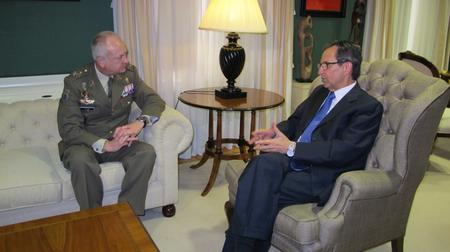 Visita al presidente del Parlamento del nuevo jefe del Mando de Canarias, Pedro Galán.