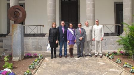 El presidente del Parlamento con la reina del Hogar Canario venezolano, el viceconsejero de Acción Exterior, y representantes del HCV.