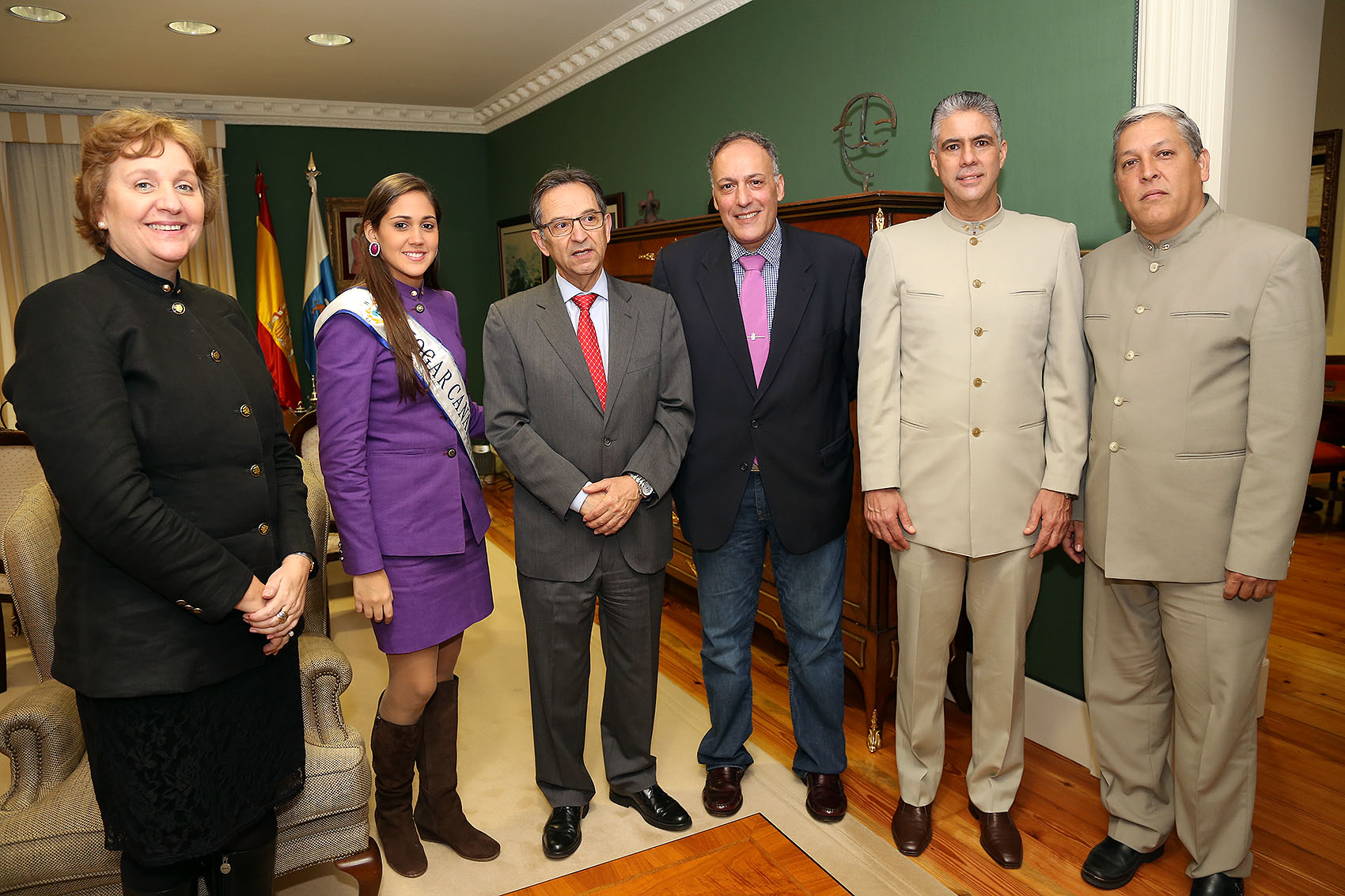 El presidente del Parlamento con la reina del Hogar Canario venezolano, el viceconsejero de Acción Exterior, y representantes del HCV..