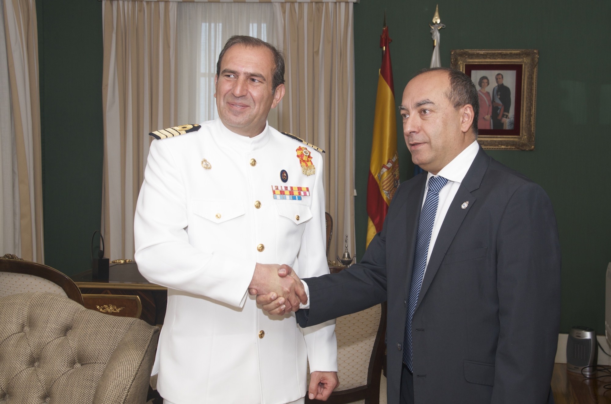 El vicepresidente del Parlamento, Julio Cruz, recibió al comandante del Juan Sebastián de Elcano , Enrique Torres.