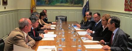 El presidente del Parlamento y los representantes de los Grupos con miembros de los Colegios Farmacéuticos durante la presentación de los resultados del progrma 