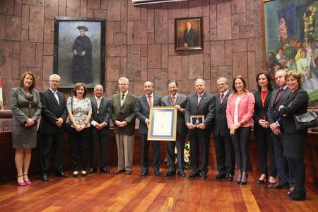 Entrega de la Medalla de oro de la Cámara legislativa al Cabildo de La Gomera. Entrega de la Medalla de oro de la Cámara legislativa al Cabildo de La Gomera.