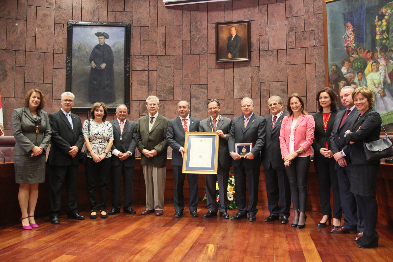 Entrega de la Medalla de oro de la Cámara legislativa al Cabildo de La Gomera.