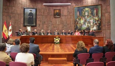 Entrega de la Medalla de oro de la Cámara legislativa al Cabildo de La Gomera.