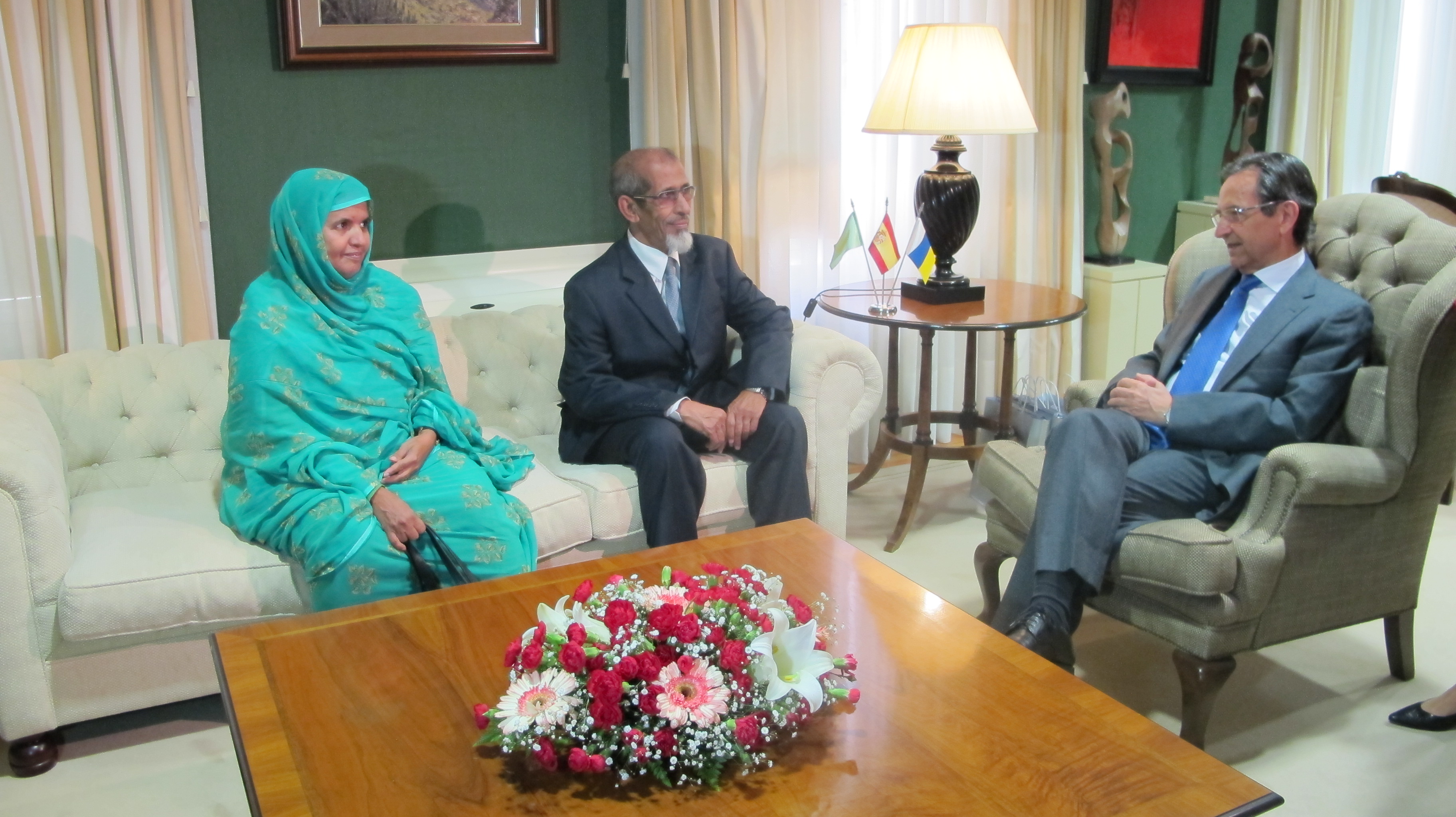 Dos senadores mauritanos con el presidente del Parlamento.
