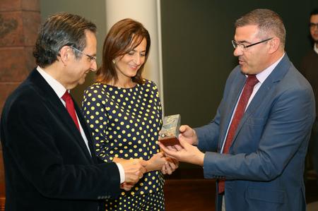 El Entrega de una metopa del Club al Parlamento de Canarias.