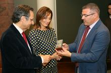 El Entrega de una metopa del Club al Parlamento de Canarias.