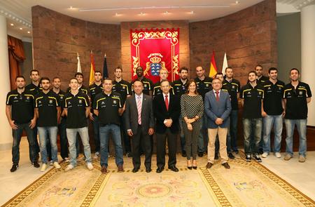 Foto de familia de miebros de la Mesa del Parlamento con el Iberostart Tenerife.
