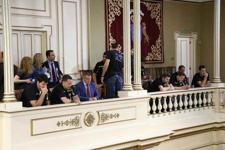 El equipo en la tribuna de autoridades del hemiciclo.