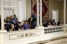 El equipo en la tribuna de autoridades del hemiciclo.