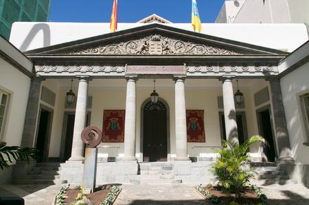 Fachada principal del Parlamento.