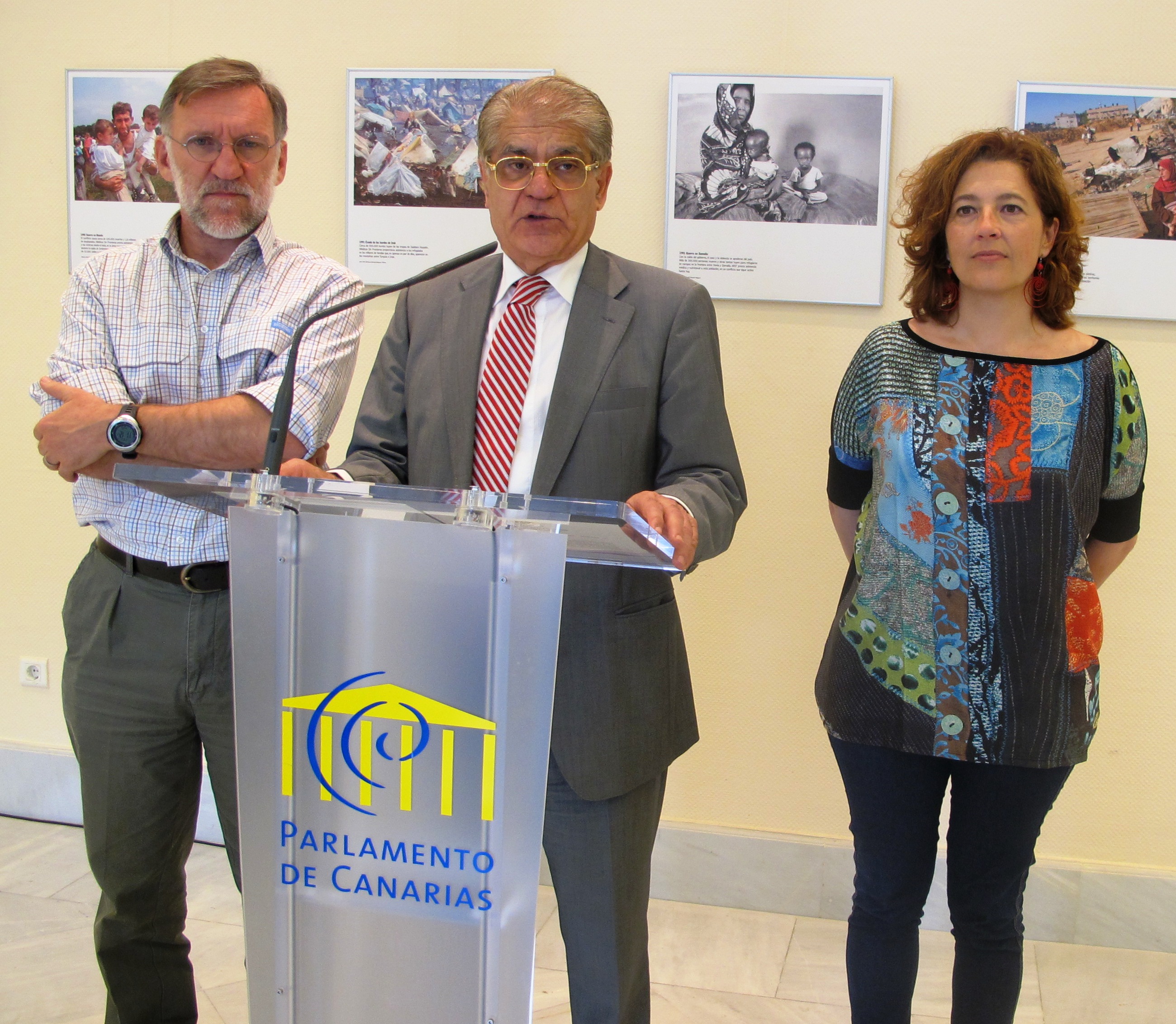 El vicepresidente del Parlamento, Manuel Fernández, inaugura la exposición de Médicos Sin Fronteras.