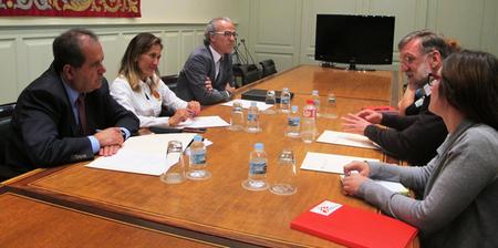 Reunión de los diputados María Teresa Pulido, José Luis Perestelo y Jesús Morera con representantes de Médicos Sin Fronteras.