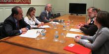 Reunión de los diputados María Teresa Pulido, José Luis Perestelo y Jesús Morera con representantes de Médicos Sin Fronteras.