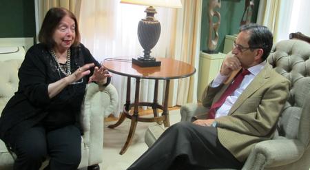 El presidente del Parlamento, Antonio Castro, con Nélida Piñón, Premio Príncipe de Asturias de las Letras.